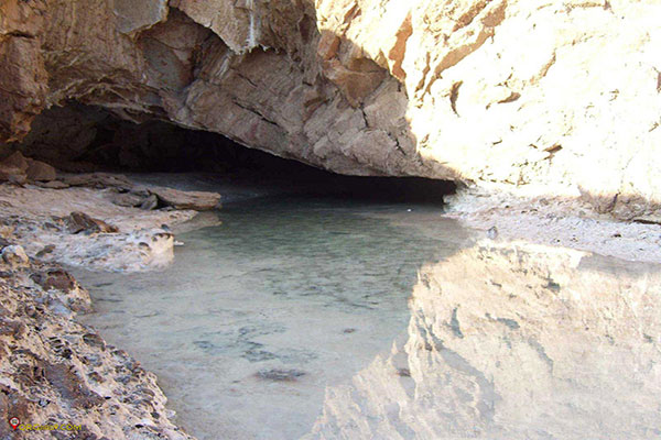 چشمه های کوه نمکدان قشم