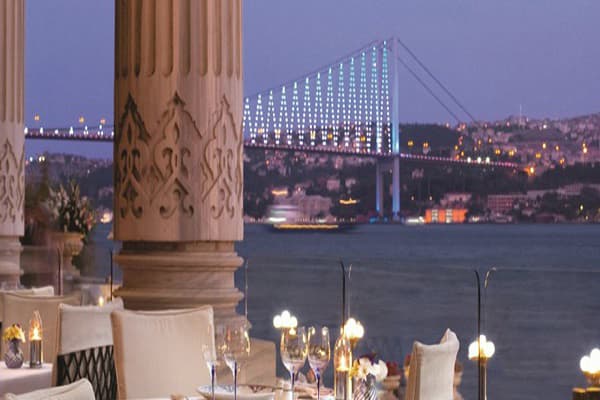 فضای بیرونی رستوران توگرا