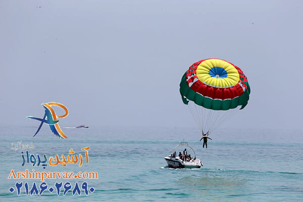پاراسل سواری در تور کیش