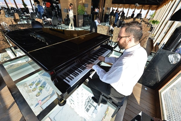 رستوران فانوس پدیده