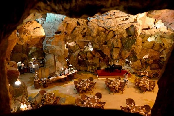 فضای داخلی رستوران کوه نور کیش