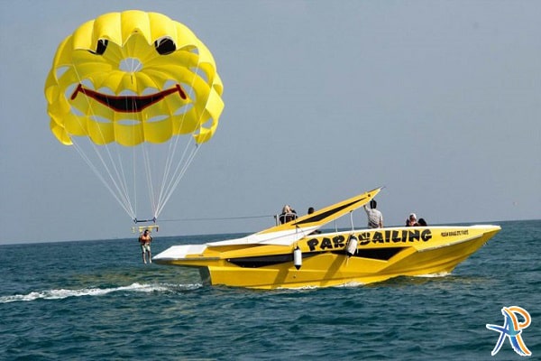 پاراسل سواری در کیش